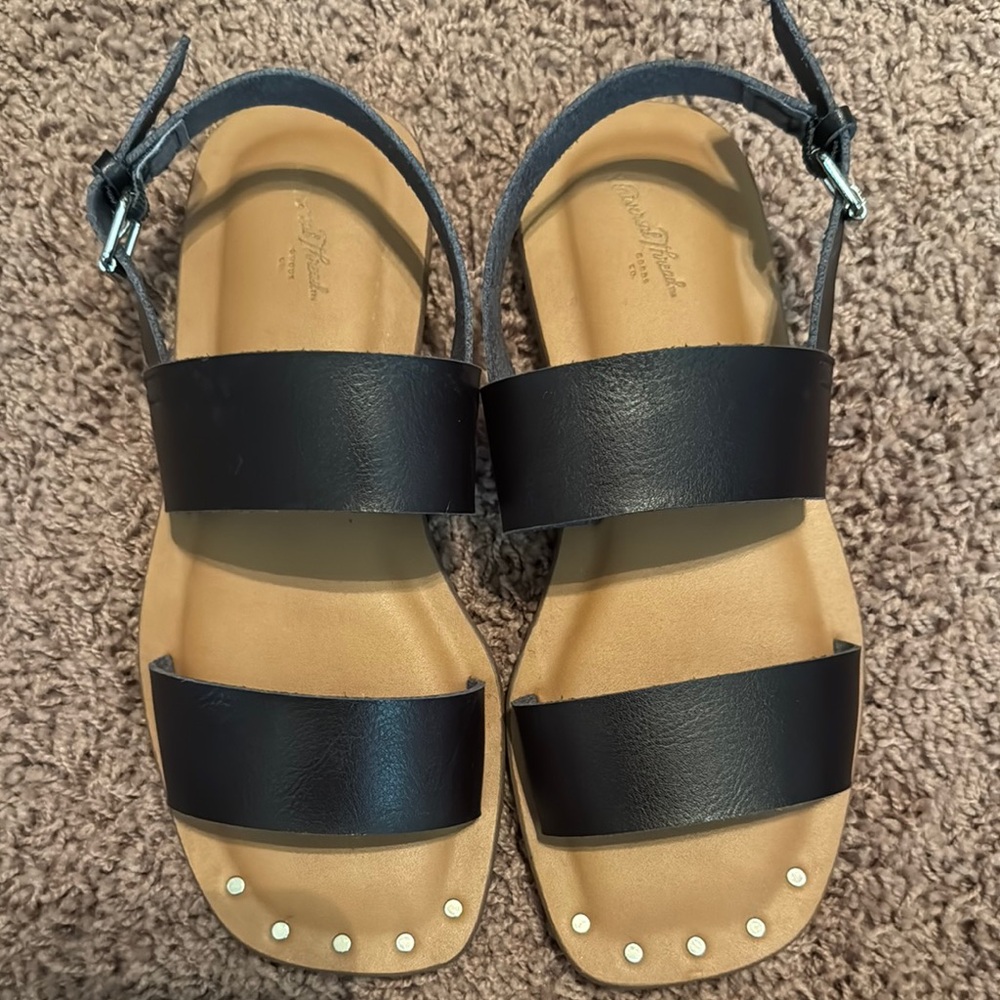 Universal Thread Black and Tan Sandals